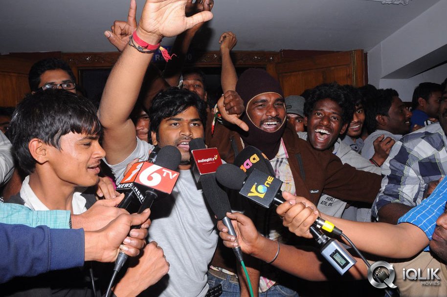 Yevadu-Premiere-Show